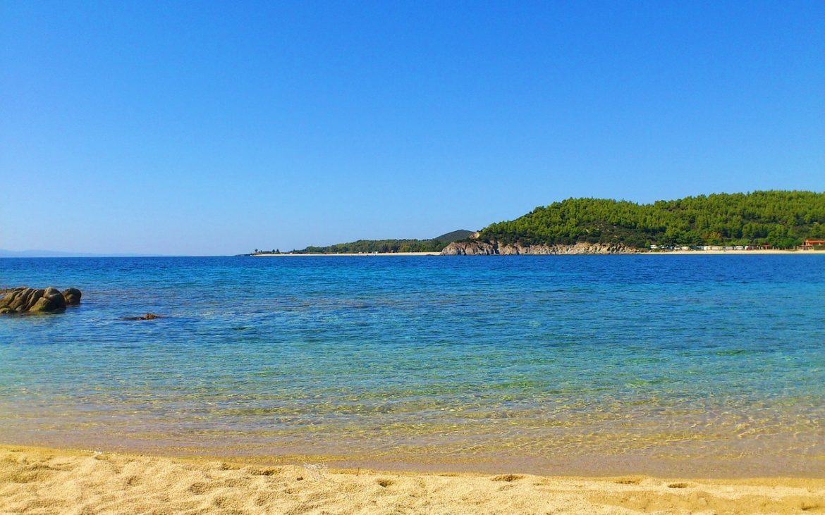 Primăvara în Halkidiki. Kriopigi – plaja de la poalele unei coline