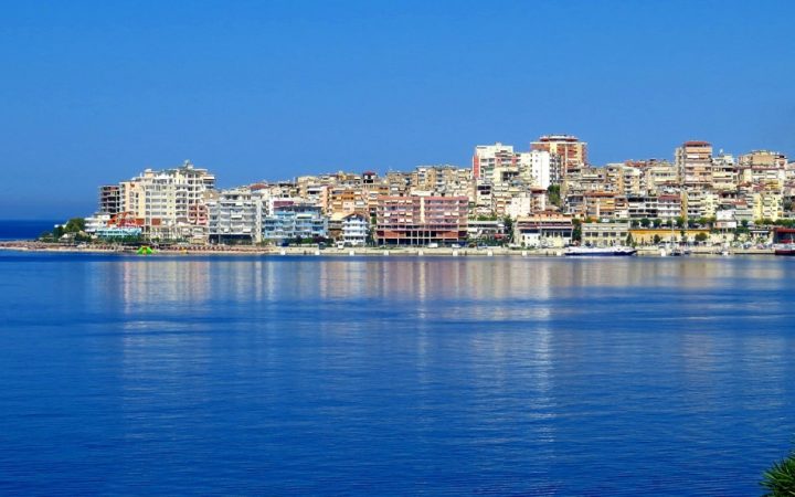 La plajă pe coasta turcoaz a Albaniei