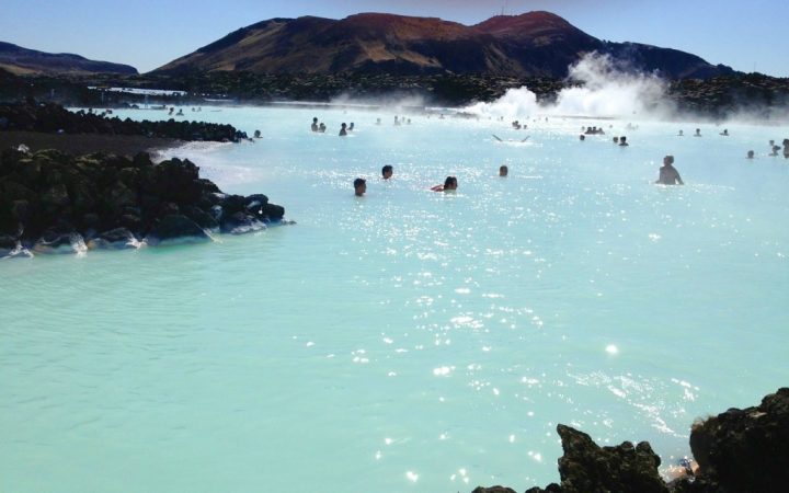 10 călătorii de legendă. Relaxează-te în apele termale ale Lagunei Albastre – Islanda