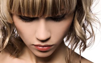 Importanța tunderii frecvente a părului pentru un aspect sănătos și strălucitor