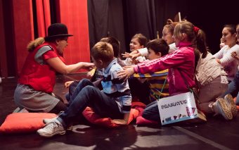 Patru scoli din provincie invitate la Teatrul Ion Creanga in luna FEBRUARIE, in cadrul proiectului CARAVANA TIC