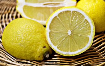 9 moduri simple pentru a-ți detoxifia organismul cu ajutorul lămâilor