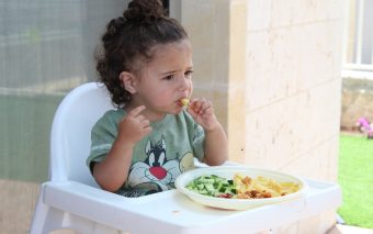 Un copil trebuie să mănânce bine încă din primul an de viață