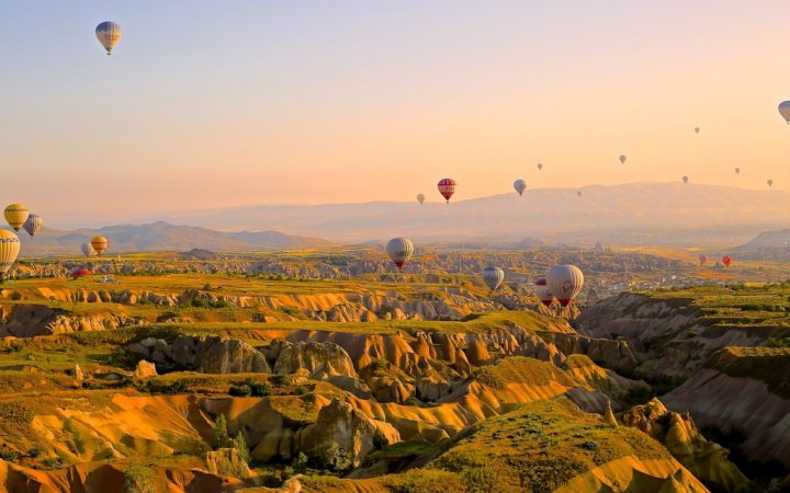 Cu balonul deasupra ținului cailor frumoși