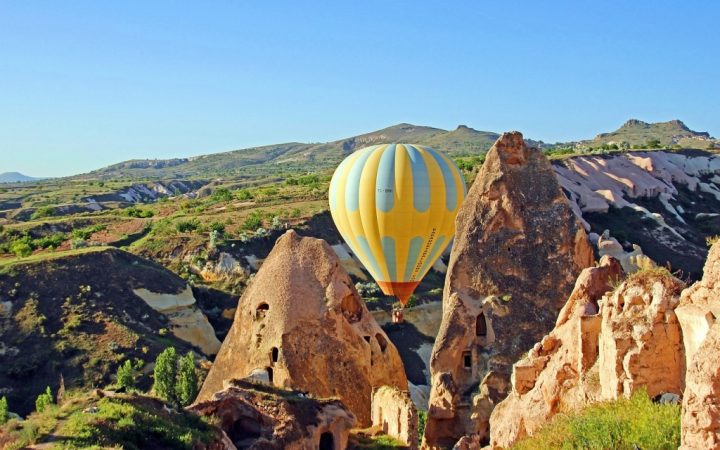 Cu balonul deasupra ținului cailor frumoși
