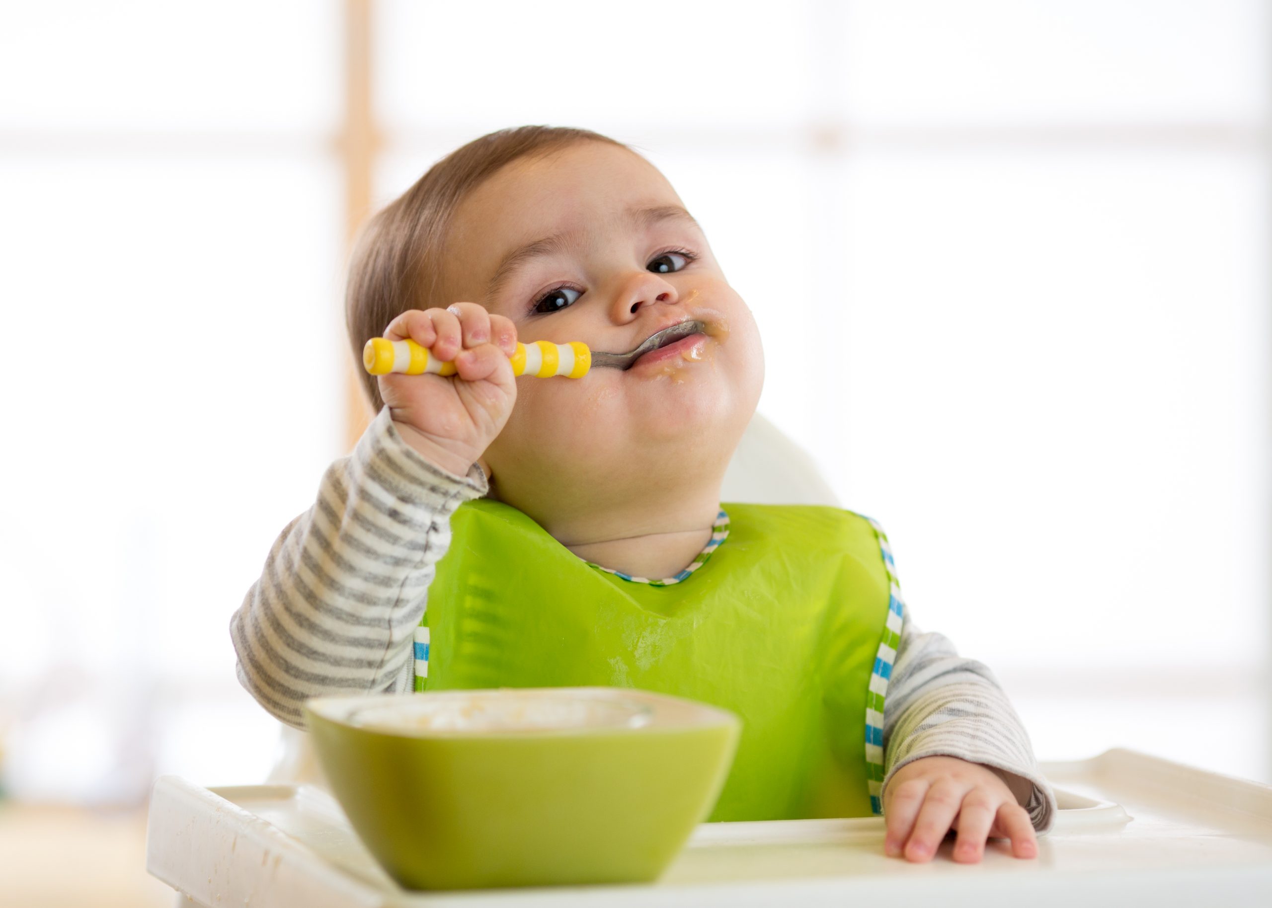 Când începe un copil să mănânce singur. Ce poți face pentru a-l ajuta