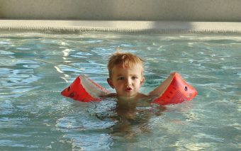 De ce e bun înotul pentru copii?
