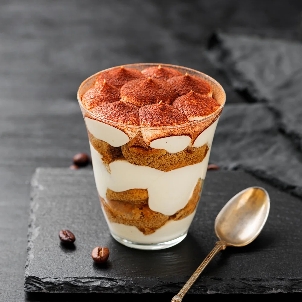 REȚETA DE TIRAMISU PENTRU COPII. CUM PUTEM ÎNLOCUI CAFEAUA ȘI LICHIORUL CE DAU UN GUST MINUNAT DESERTULUI