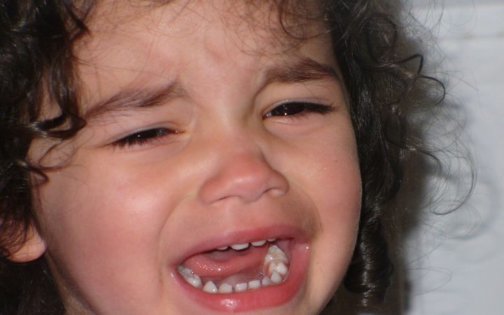 Cum dezveți un copil plângăcios