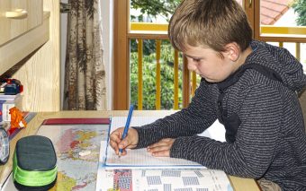 Tot mai mulți părinți se gândesc la homeschooling în România ca alternativă la sistemul de învățământ instituționalizat.