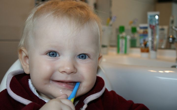 Atunci când vorbim despre îngrijirea corectă a dinților la copii vorbim de fapt chiar despre perioada de dinainte de apariția dințișorilor.