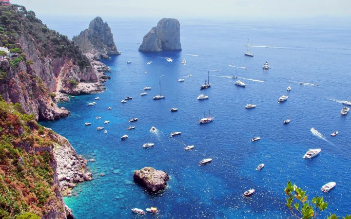 Iunie. Navighează pe ape turcoaz în Capri