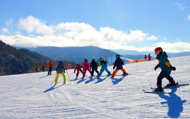 Vacanță la schi. Ianuarie pe schiuri