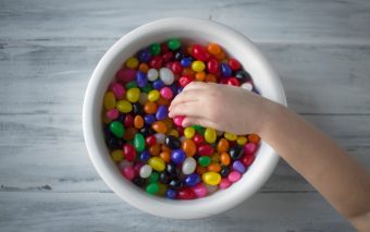 Dacă ne este greu nouă, adulților, să rezistăm în fața dulciurilor, de copii ce să mai zicem? Nu trebuie să fim absurzi și să le interzicem cu desăvârșire.