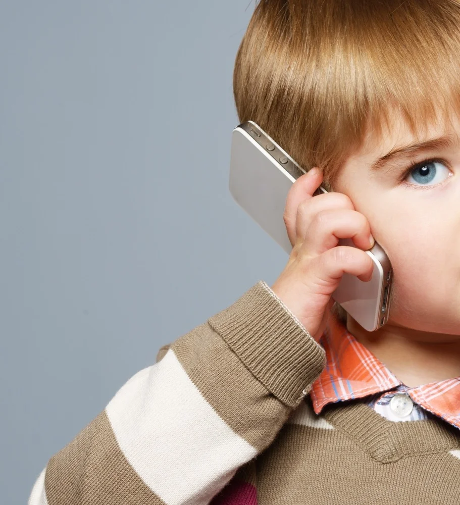 La ce vârstă îi iei telefon copilului? Ce spun experții?