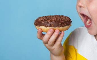 Mâncatul emoțional în copilărie poate fi ținut sub control