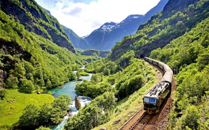 Pe lângă fiordurile norvegiene cu trenul Flam