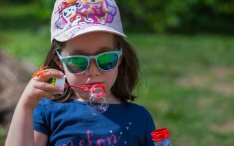 Importanța ochelarilor de soare pentru copii. 5 motive importante pentru care copiii trebuie să poarte ochelari de soare!