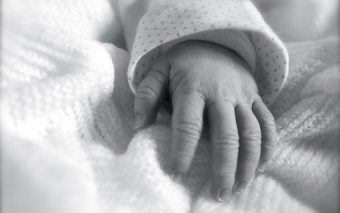 Unghiile bebelușului. 4 trucuri pentru a tăia cu succes unghiile bebelușului tău