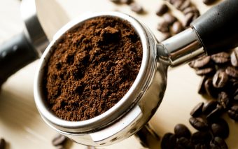 Măști de față cu zaț de cafea și ingrediente naturale