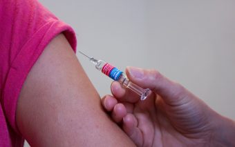 Pregătirea copilului pentru vaccinare. Alungă-i teama de ac