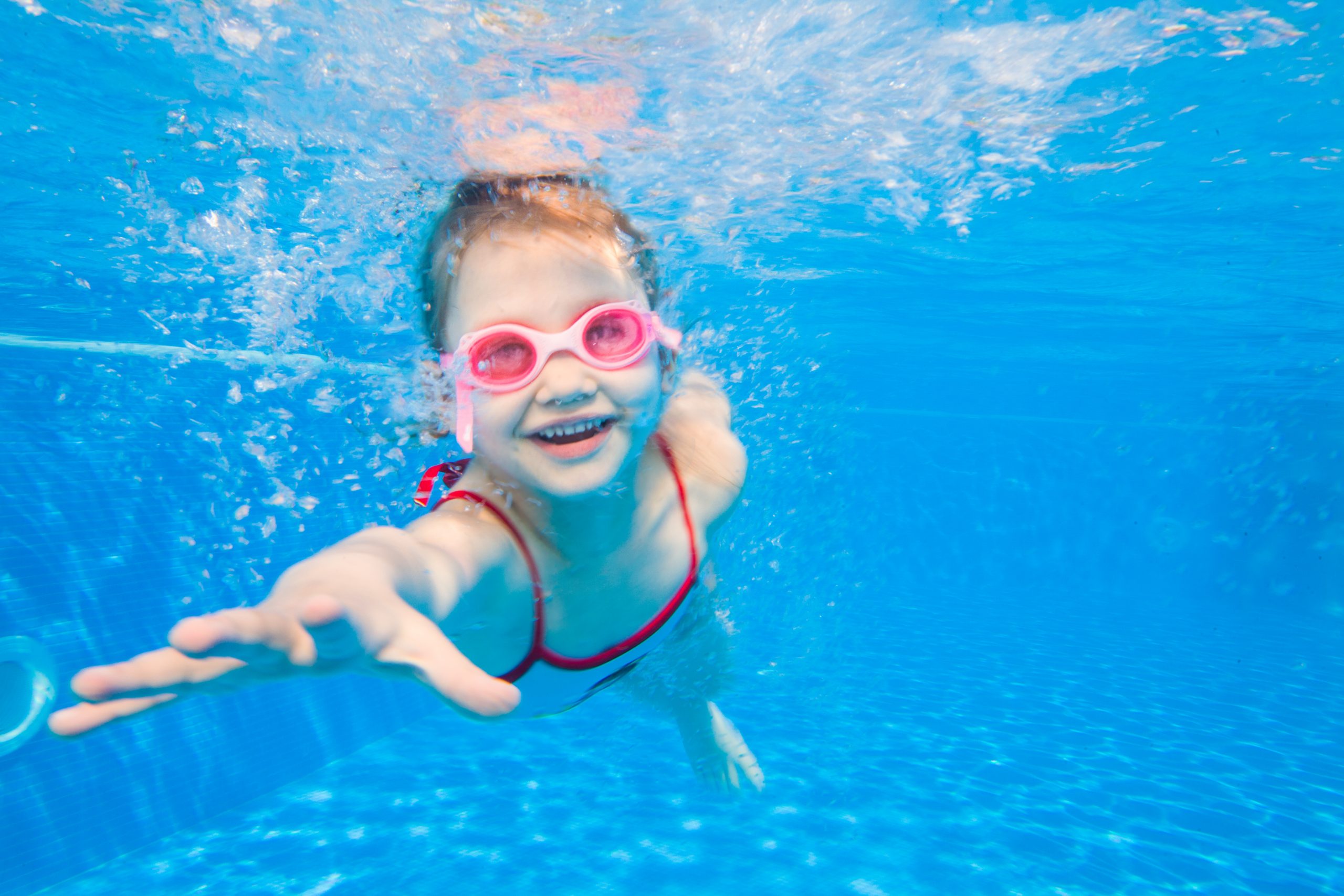 Vârsta potrivită la copii pentru lecții de înot. Când e mai bine?
