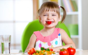 5 obiceiuri alimentare greșite pe care să nu le transmiți copiilor
