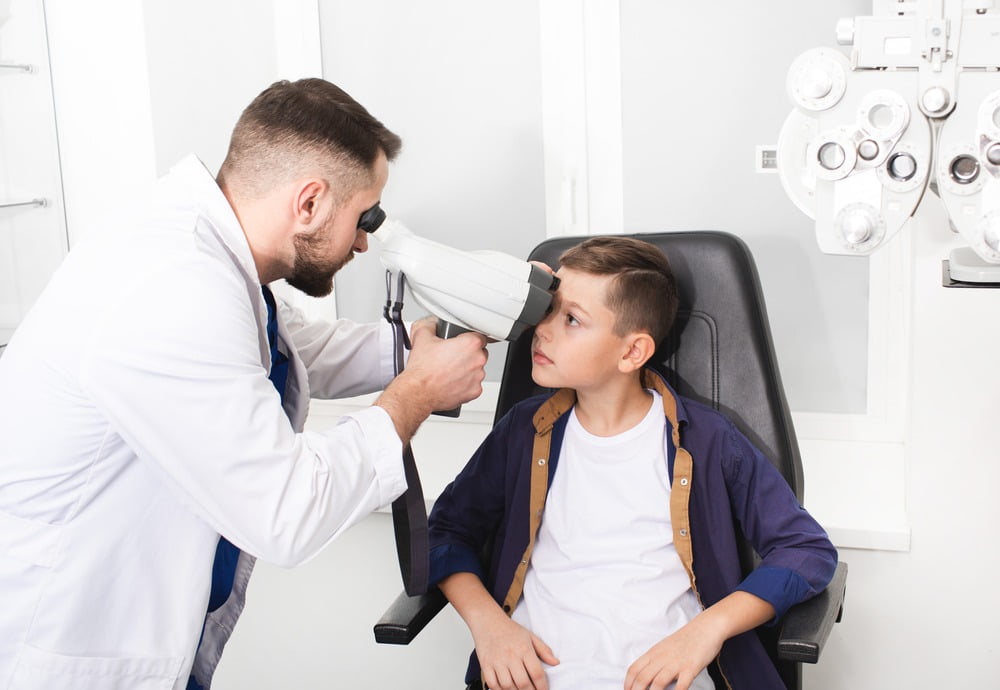 Problemele oftalmologice sunt ereditare? Va purta și copilul ochelari?