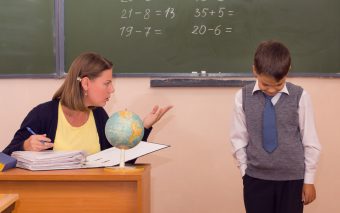 Copilul tău e certat mereu de profesor? Ce să faci în acest caz?