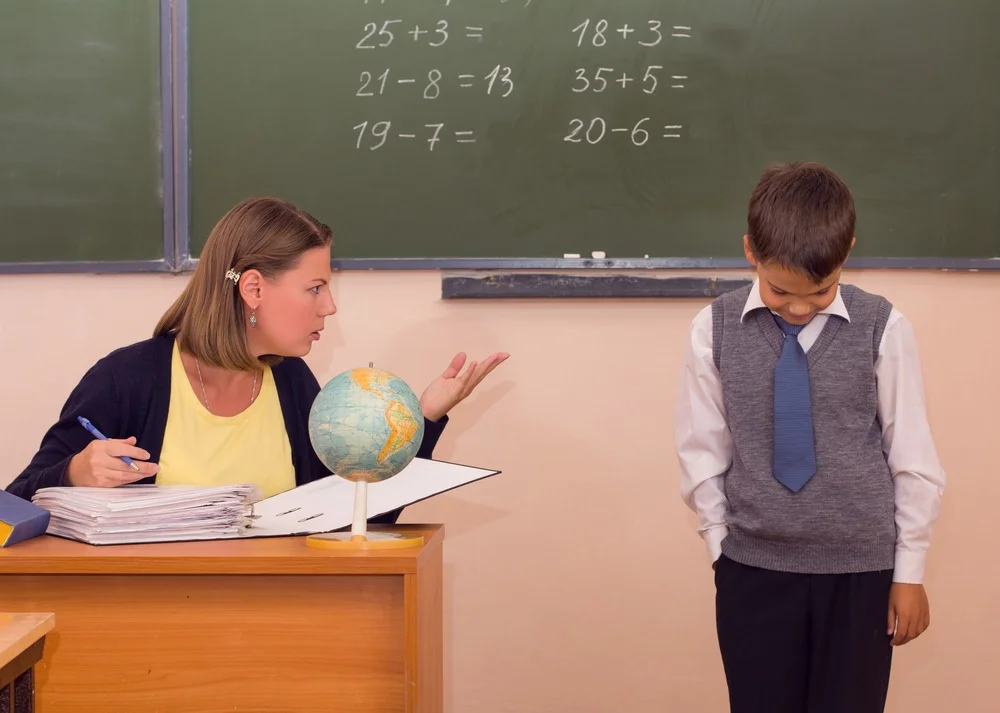 Copilul tău e certat mereu de profesor? Ce să faci în acest caz?