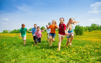 10 sfaturi pentru a crește copii fericiți și sănătoși