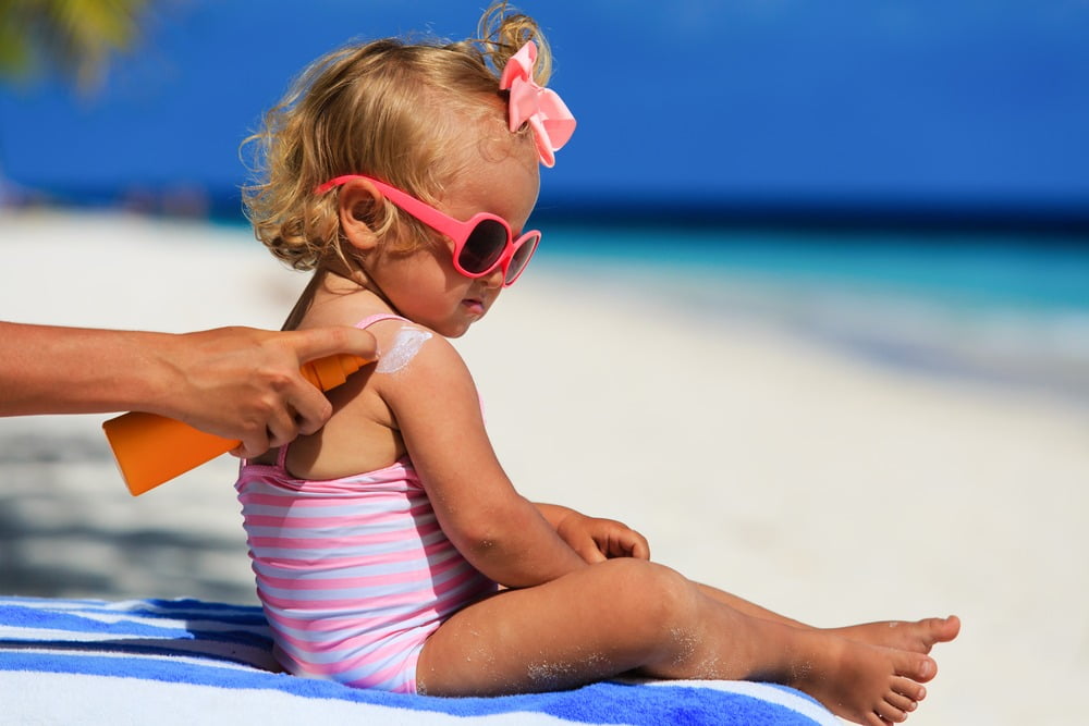 Cum să protejezi pielea copiilor de acțiunea soarelui? Ține cont de sfatul medicului pediatru