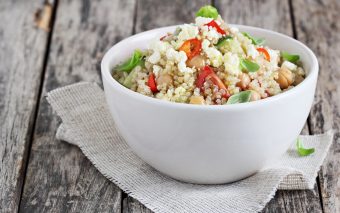 Salată de quinoa cu năut și roșii, aromată cu frunze de mentă