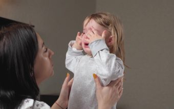 Capriciile copiilor: cum să le previi și să le faci față cu metoda Montessori