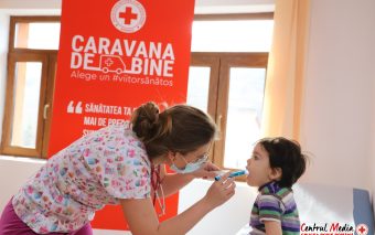 750 de consultații gratuite pentru 230 de persoane în două zile este bilanțul primei opriri a Caravanei de Bine a Crucii Roșii Române