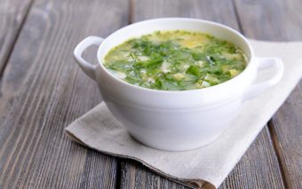 Supă cu verdeață și păstrăv afumat