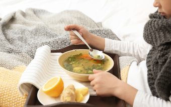 Ce mănâncă copilul bolnav? 12 alimente recomandate în caz de gripă