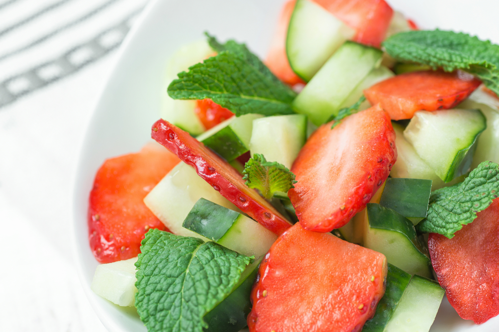 Salată cu căpșuni, castraveți și mentă