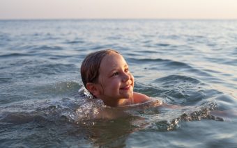 8 beneficii ale înotului pentru copii și sfaturi pentru începători