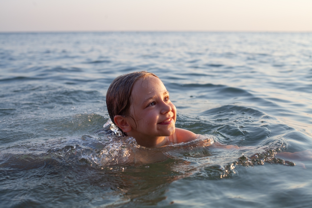 8 beneficii ale înotului pentru copii și sfaturi pentru începători