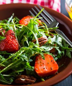 Salată de rucola și căpșuni, pentru o piele sănătoasă