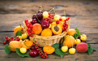 Fructe și legume de mai-iunie. Ce le oferim copiilor?