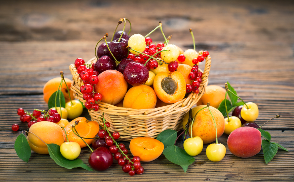 Fructe și legume de mai-iunie. Ce le oferim copiilor?