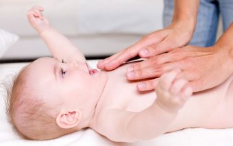 Masajul bebelușul, esențial din primele săptămâni după naștere – beneficii și trucuri simple