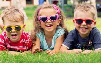 Ochelarii de soare la copii. Au nevoie aceștia de protecția ochilor?