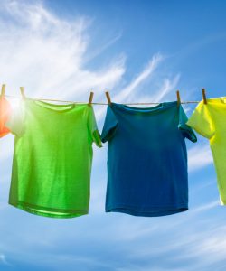 Sfaturi pentru spălarea hainelor vara. De ce să ții cont?