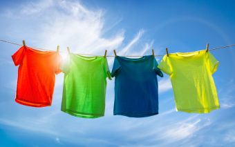Sfaturi pentru spălarea hainelor vara. De ce să ții cont?