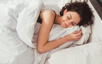 8 motive pentru a dormi mai mult. De ce e important să dormim bine și suficient?