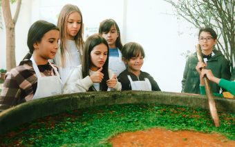 Nestlé a invitat copiii să pregătească cea mai mare supă de legume din România