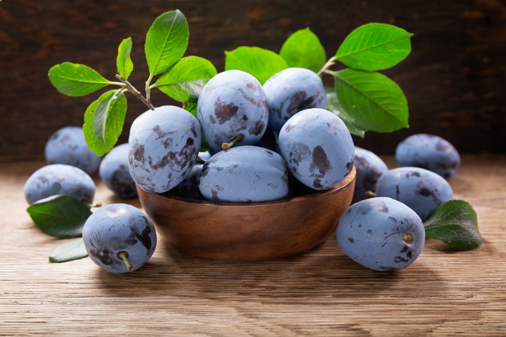  10 beneficii ale prunelor pentru sănătate